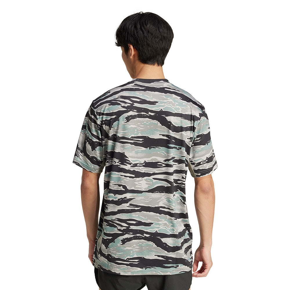 トレイン エッセンシャルズ カモ AOP 半袖Tシャツ KQC46-JN5954