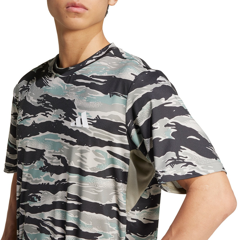 トレイン エッセンシャルズ カモ AOP 半袖Tシャツ KQC46-JN5954