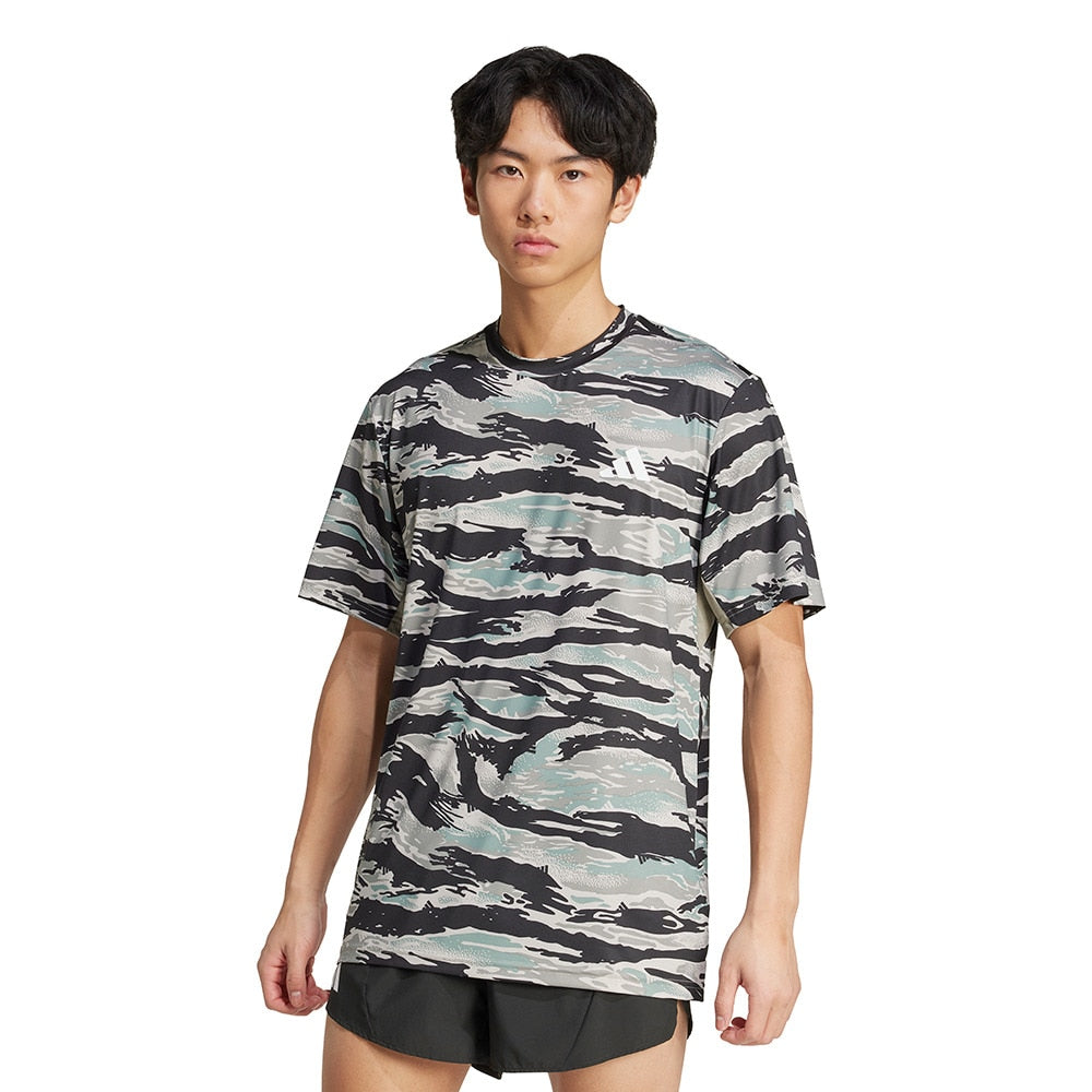 トレイン エッセンシャルズ カモ AOP 半袖Tシャツ KQC46-JN5954