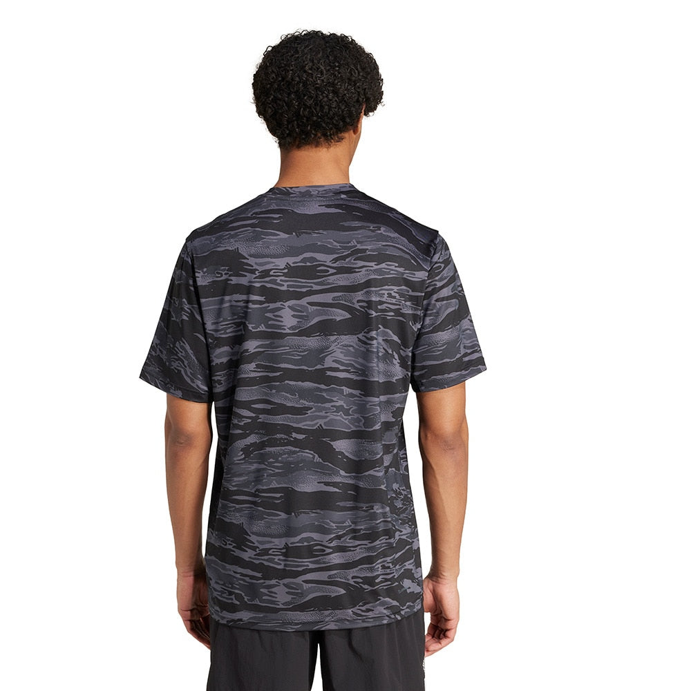 トレイン エッセンシャルズ カモ AOP 半袖Tシャツ KQC46-JN5953