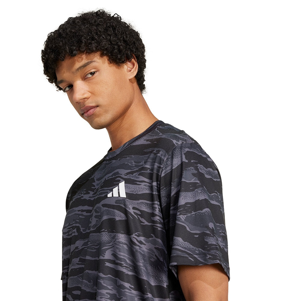 トレイン エッセンシャルズ カモ AOP 半袖Tシャツ KQC46-JN5953